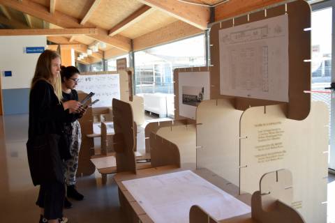 Alumnas de Arquitectura observando la exposición.